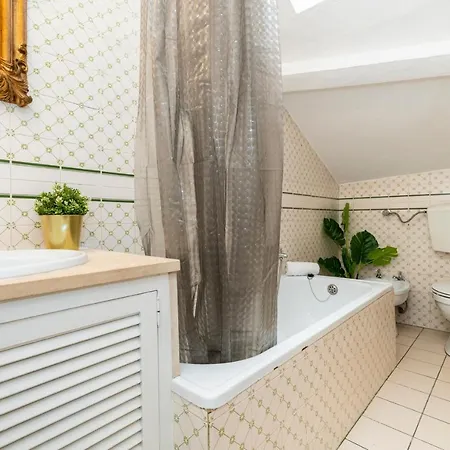 Charming Liberty Terrace Flat *